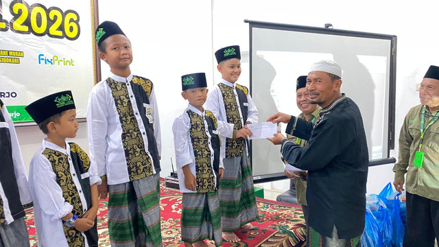 Foto : Peserta khitan menerima santunan dari Lazisnu MWC NU Sidoarjo (sumber: dok. Pribadi)