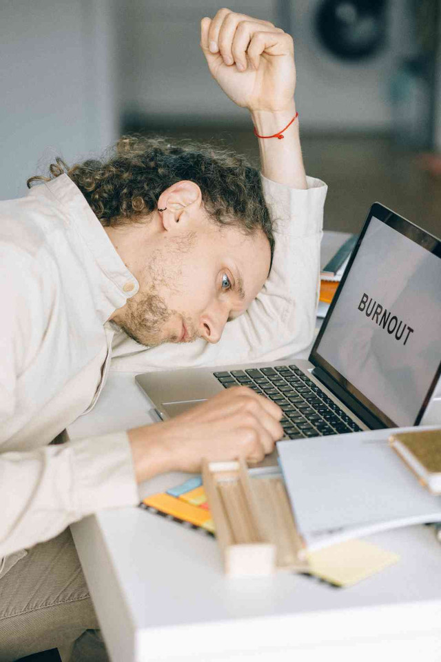 https://www.pexels.com/id-id/pencarian/?q=burnout%20office%20worker