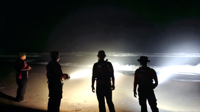 Tim SAR Gabungan mencari bocah laki-laki berusia 8 tahun berinisial MBR yang hilang terseret ombak di Pantai Goa Cemara, Kabupaten Bantul, pada Minggu (5/7). Foto: Dok. Kantor SAR Yogyakarta
