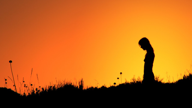 Ilustrasi Visual Perempuan yang menyesal: https://www.pexels.com/photo/silhouette-of-woman-standing-on-grass-field-during-sunset-1118871/
