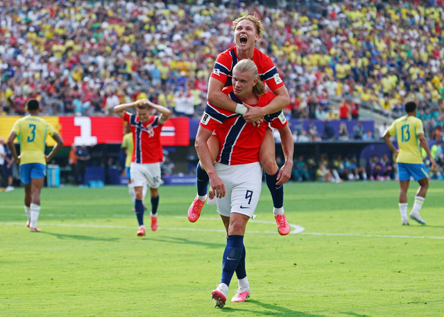 Erling Haaland dari Norwegia merayakan gol kedua mereka bersama Andreas Schjelderup saat kalahkan Brasil di laga babak 16 besar Piala Dunia FIFA 2026 5 Juli 2026. Foto: IMAGN IMAGES via Reuters/Vincent Carchietta