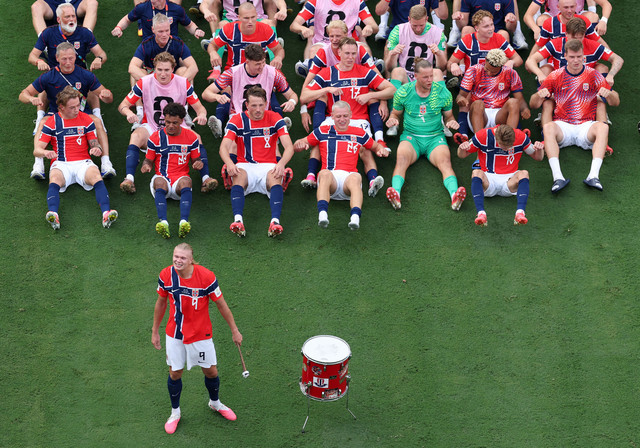 Erling Haaland dari Norwegia memimpin rekan-rekan setimnya dalam Viking Row untuk merayakan kemenangan 2-1 selama pertandingan babak 16 besar Piala Dunia FIFA 2026 antara Brasil dan Norwegia di Stadion New York New Jersey pada 05 Juli 2026. Foto: Dan Mullan/Getty Images/AFP