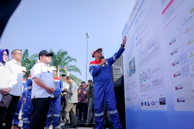 Direktur Infrastruktur dan Teknologi PGN Hery Murahmanta (kanan) menerangkan progres kesiapan PGN dalam pengembangan Coalbed Methane (CBM) Tanjung Enim kepada Kepala Staf Kepresidenan RI Jenderal TNI (Purn.) Prof. Dr. Dudung Abdurachman (kiri) saat kunjungan kerja di Stasiun Penerima Gas (SPG) Pagardewa, Jumat (3/7/2026). Foto: Dok. Pertamina