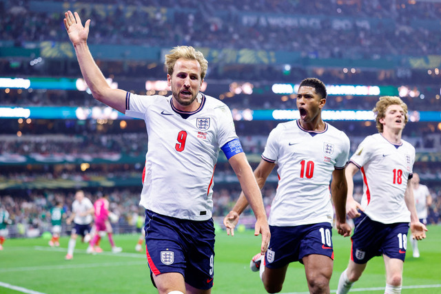 Harry Kane merayakan gol ketiga timnya selama pertandingan sepak bola babak 16 besar Piala Dunia 2026 antara Meksiko dan Inggris di Stadion Kota Meksiko, Kota Meksiko, pada 5 Juli 2026. Foto: Rodrigo Oropeza / AFP