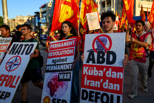 Para pengunjuk rasa memegang spanduk dan mengibarkan bendera selama demonstrasi anti-NATO di Istanbul, menjelang KTT NATO, pada 5 Juli 2026. Foto: Yasin Akgul/ AFP