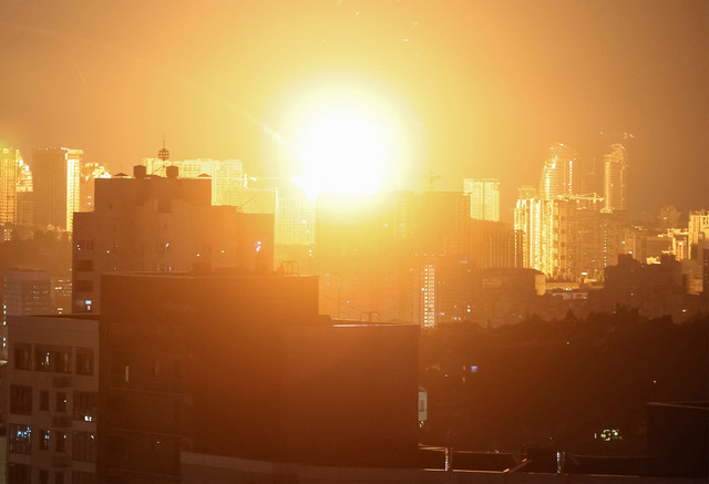 Sebuah ledakan menerangi langit di atas kota selama serangan rudal dan pesawat tak berawak Rusia, di tengah serangan Rusia terhadap Ukraina, di Kyiv, Ukraina, 6 Juli 2026. Foto: REUTERS/Gleb Garanich