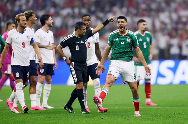 Jarell Quansah dari Inggris mendapat kartu merah dari wasit Alireza Faghani setelah tinjauan VAR pada babak 16 besar Piala Dunia FIFA 2026, 5 Juli 2026. Foto: REUTERS/Eloisa Sanchez
