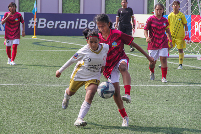 Pertandingan antara Cipta Cendikia FA menghadapi Goal Aksis di ajang Hydroplus Soccer League All-Stars 2025/2026 pada Senin (6/7) di Supersoccer Arena, Kabupaten Kudus, Jawa Tengah.  Foto: kumparanBOLANITA/Vega Ma'arijil Ula