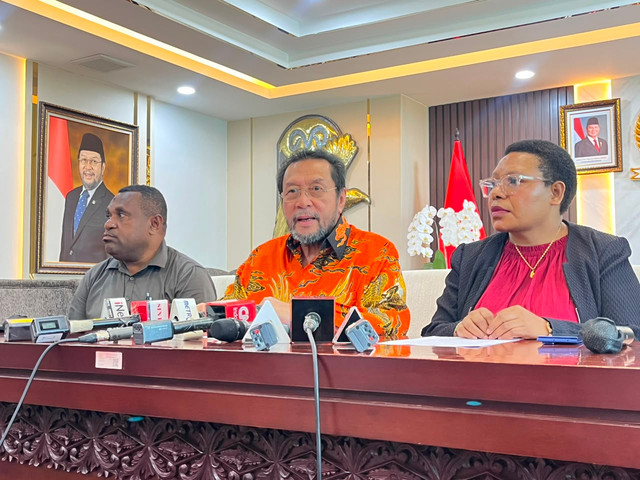 Wakil Ketua DPD Yoreys Raweyai saat konferensi pers membahas Pansus Penanganan Konflik dan Kemanusiaan Papua di Kompleks Parlemen, Senayan, Jakarta, Senin (6/7). Foto: Nasywa Athifah/kumparan