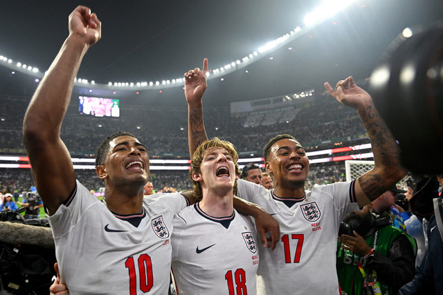 Jude Bellingham, Anthony Gordon, Morgan Rogers merayakan kemenangan setelah memenangkan pertandingan sepak bola babak 16 besar Piala Dunia 2026 antara Meksiko dan Inggris di Stadion Kota Meksiko di Kota Meksiko pada 5 Juli 2026. Foto: Alfredo Estrella / AFP