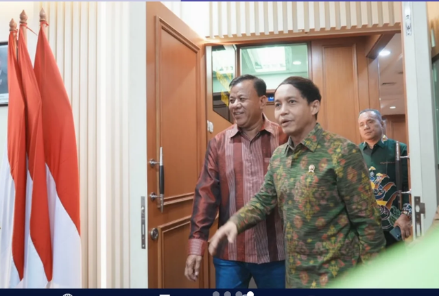 Bupati Kuantan Singingi (Kuansing), Suhardiman Amby, beraudiensi dengan Menteri Kehutanan Raja Juli Antoni (kanan) di Kantor Kementerian Kehutanan, Jakarta, Selasa (2/6/2026). Foto: IG/kuansingkab