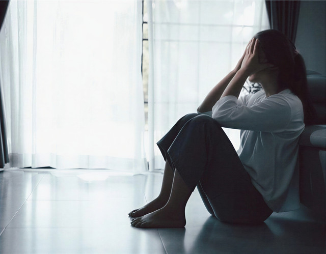 Sumber foto https://www.shutterstock.com/id/image-photo/tired-depressed-desperate-girl-sadly-sitting-2641317913?trackingId=57045cbf-fa9d-4d68 803327211b268014&listId=searchResults
