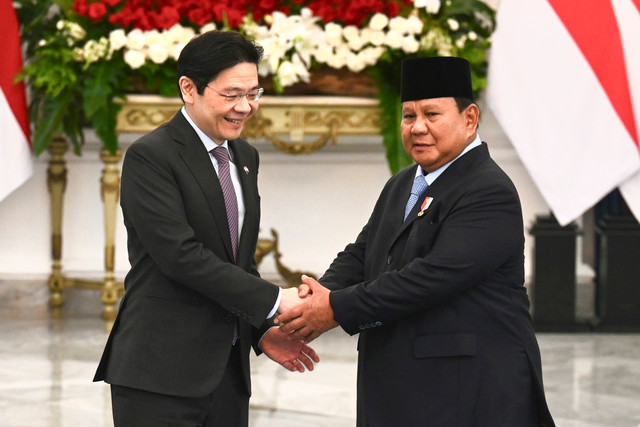 Presiden Prabowo Subianto (kanan) berjabat tangan dengan Perdana Menteri Singapura Lawrence Wong (kiri) saat kunjungan resmi untuk menghadiri Leaders Retreat di Istana Merdeka, Jakarta, Senin (6/7/2026). Foto: ANTARA FOTO/Galih Pradipta