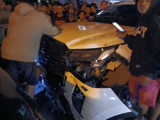 Warga melihat kondisi sejumlah mobil yang rusak usai mengalami kecelakaan di Kediri. Foto: Dok kumparan