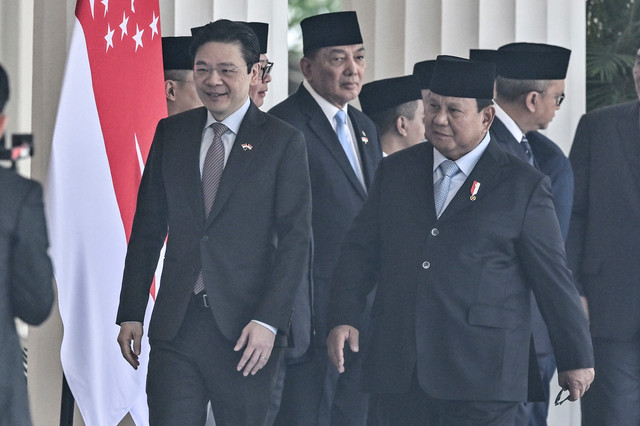 Presiden Prabowo Subianto (kanan) menyambut kedatangan Perdana Menteri (PM) Singapura Lawrence Wong (kiri) di Istana Merdeka, Jakarta, Senin (6/7/2026). Foto: ANTARA FOTO/Bayu Pratama S