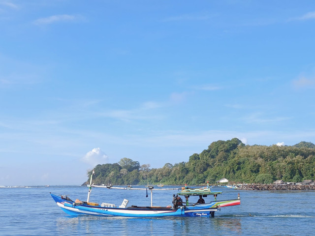 Pantai Pulau Merah, Desa Sumberagung, Kecamatan Pesanggaran, Kabupaten Banyuwangi, Jawa Timur, Senin (30/06/2026). Sumber foto: Dokumentasi Pribadi Penulis.