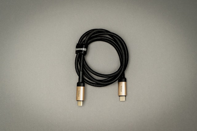 Ilustrasi kabel Thunderbolt 4 terbaik 2026. Foto: Mika Baumeister/Unsplash