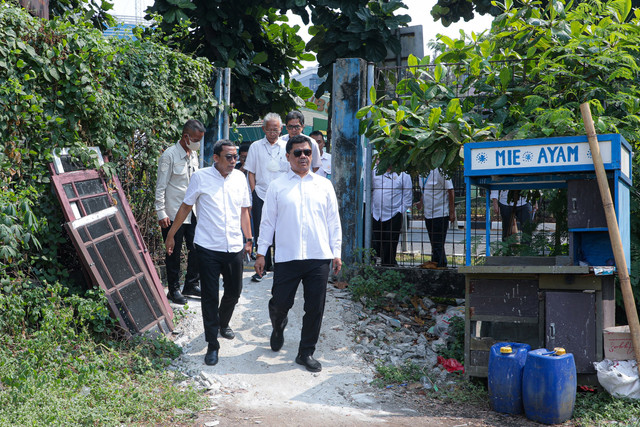 Wamensesneg Juri Ardiantoro bersama jajaran direksi PPK Kemayoran meninjau lokasi yang ditelantarkan di kawasan Kemayoran Jakarta, Senin (6/7). Foto: Humas PPK Kemayoran