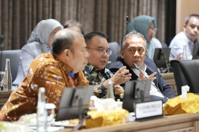 Suasana Rapat Koordinasi dengan pemerintah terkait Peraturan Presiden yang akan memberikan perlindungan terhadap ekosistem transportasi online di Gedung Nusantara III Senayan Jakarta, Senin (6/7/2026). Foto: Instagram/ @sufmi_dasco