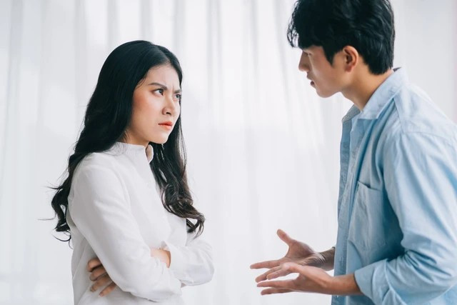 Ilustrasi Pelecehan Verbal. Foto : https://www.shutterstock.com/id/image-photo/asian-couple-argued-each-other-leading-1880719414?trackingId=2f7bf44f-5e87-426a-9308-848996b5dbc7&listId=searchResults