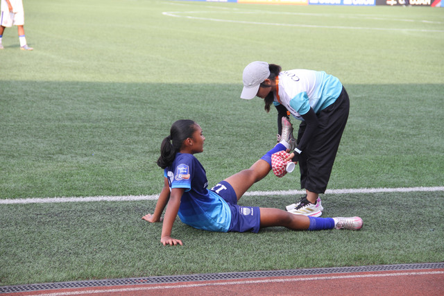 Pesepakbola wanita Akademi Persib Bandung melawan Arema FC Women di ajang Hydroplus Soccer League All-Stars 2025/2026 di Supersoccer Arena, Kabupaten Kudus, Jawa Tengah pada Senin (6/7/2026). Foto: Vega Ma'arijil Ula/kumparan