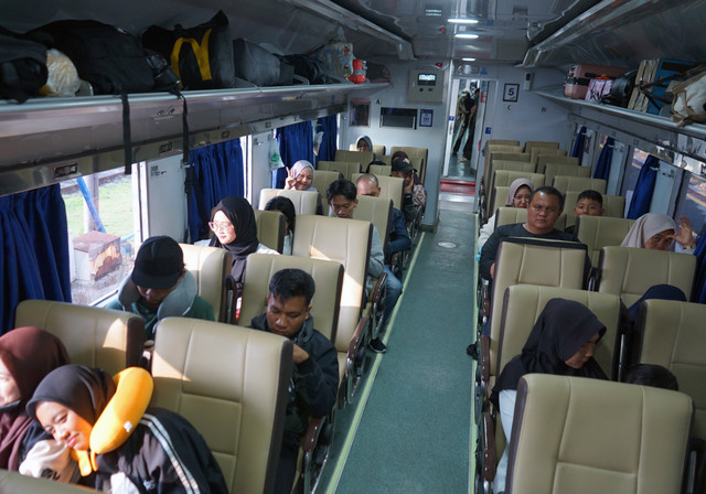 Sejumlah penumpang berada di dalam gerbong Kereta Api New Rajabasa di Stasiun Tanjungkarang, Bandar Lampung, Lampung, Sabtu (4/7/2026). Foto: Ardiansyah/ANTARA FOTO
