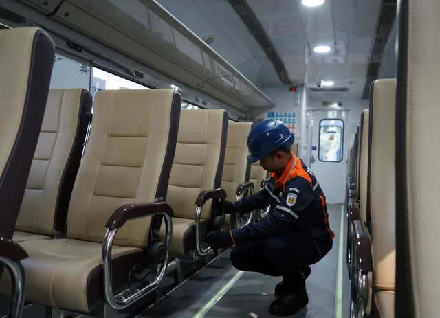 Teknisi memeriksa kursi penumpang pada gerbong kereta api (KA) Rajabasa di Depo Divre IV Tanjung Karang, Bandar Lampung, Lampung, Senin (22/6/2026). Foto: Ardiansyah/ANTARA FOTO