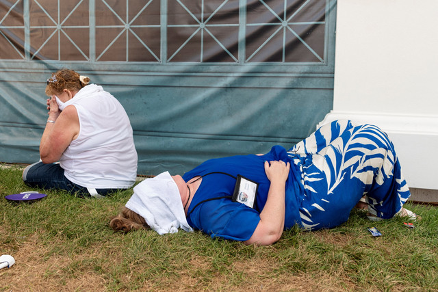 Shelia Howell, 57 tahun, menutupi wajahnya dengan handuk untuk mendinginkan diri selama gelombang panas di The Great American State Fair di National Mall di Washington, D.C., AS, Sabtu (4/7/2026). Foto: Cheney Orr/REUTERS