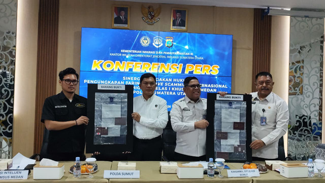 Kantor Imigrasi Medan melakukan pengungkapan kasus love scamming, Senin (6/7/2026). Foto: Amar Marpaung/kumparan