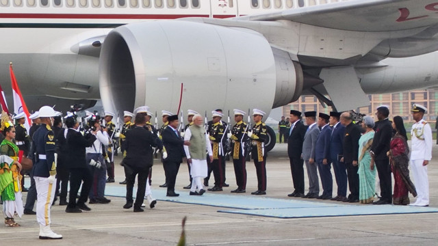 PM India, Narendra Modi, tiba di Lanud Halim Perdanakusuma, Jakarta, disambut Presiden Prabowo Subianto, Senin (6/7/2026). Foto: Jonathan Devin/kumparan
