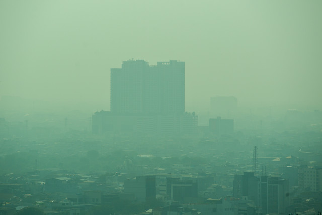 Kabut polusi udara menyelimuti kawasan di Jakarta, Senin (6/7/2026). Foto: M Risyal Hidayat/ANTARA FOTO