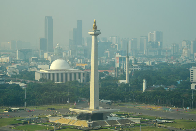 Kabut polusi udara menyelimuti kawasan di Jakarta, Senin (6/7/2026). Foto: M Risyal Hidayat/ANTARA FOTO
