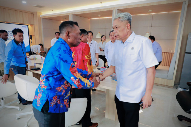 Wamensos Agus Jabo dorong DPRD Teluk Wondama percepat usulan Sekolah Rakyat dan optimalisasi data DTSEN untuk entaskan kemiskinan, Senin (6/7/2026). Foto: Kemensos RI