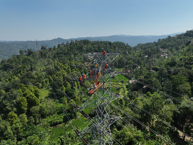 Ilustrasi petugas PLN yang sedang melakukan pemeliharaan jaringan listrik SUTT 150 kV Pratu–Bayah, Banten guna menjaga keandalan pasokan listrik kepada masyarakat. Foto: Dok. PLN