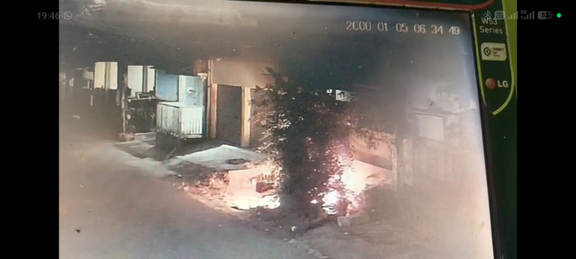 Rekaman CCTV aksi pembakaran rumah warga di Perumahan Villa Pamulang Blok DL, Pondok Petir, Bojongsari, Depok, Minggu dini hari (5/7/2026). Foto: Dok. Istimewa