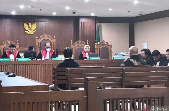 Dua terdakwa kasus dugaan korupsi dan TPPU atas pengelolaan dana investasi TaniHub, Ivan Arie Sustiawan dan Edison Tobing, dalam sidang pembacaan putusan majelis hakim di Pengadilan Tipikor pada PN Jakpus, Kamis (18/6/2026). Foto: Agatha Olivia Victoria/Antara