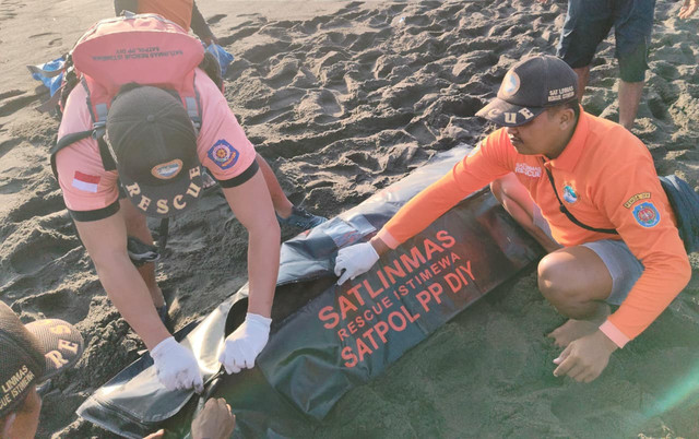 MBR (8), bocah laki-laki yang hilang terseret ombak di Pantai Goa Cemara, Kabupaten Bantul, ditemukan di kawasan Pantai Bugel, Kabupaten Kulon Progo, dalam kondisi meninggal dunia, Senin (6/7).  Foto: Dok. Kantor SAR Yogyakarta