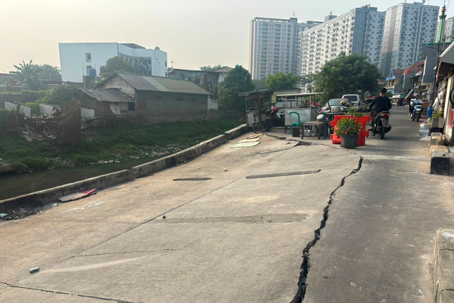 Kondisi Jalan Cinta Pulogadung, Jakarta Timur, Selasa (7/7/2026). Foto: Pradya Tirta/kumparan