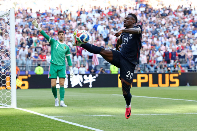 Pemain Timnas Amerika Serikat Folarin Balogun menahan bola saat melawan Timnas Belgia pada pertandingan 16 besar Piala Dunia 2026 di Stadion Seattle, Seattle, Washington, AS, Senin (6/7/2026). Foto: Albert Gea/REUTERS