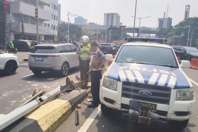 Kondisi usai kecelakaan di tanjakan jalan layan non tol Antasari, Jakarta Selatan, Senin (6/7/2026). Foto: Dok. Istimewa