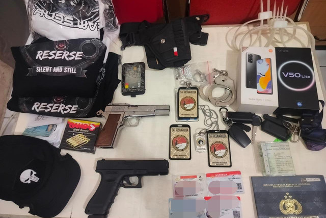 Barang bukti yang diamankan dari polisi gadungan di Gebang Raya, Kecamatan Periuk, Kota Tangerang. Foto: Dok. Istimewa