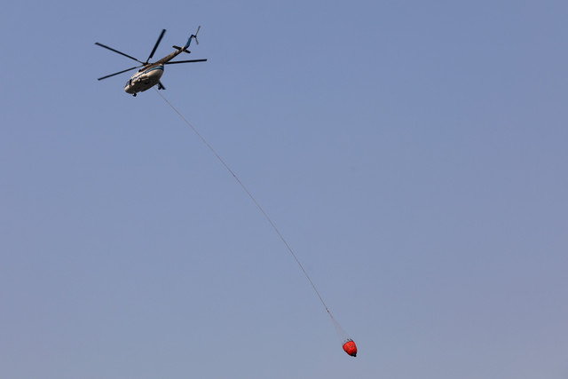 Helikopter dikerahkan untuk memadamkan kebakaran sampah di Tempat Pembuangan Akhir (TPA) Jatiwaringin, Kabupaten Tangerang, Banten, Senin (6/7/2026). Foto: BNPB