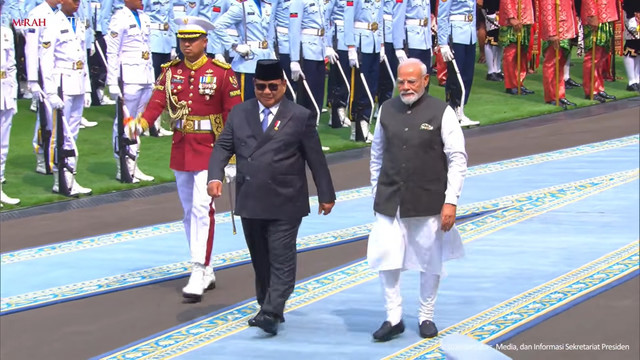 Presiden Prabowo Subianto bersama Perdana Menteri India Narendra Modi memeriksa pasukan di Istana Merdeka, Jakarta, Selasa (7/7/2026) Foto: YouTube/ Sekretariat Presiden