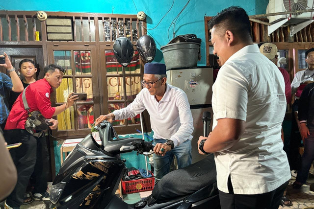 Wadirkrimsus Kombes Danang Setiyo menyerahkan motor yang sempat dicuri dan hendak dijual ke Jambi. Foto: Dok. Istimewa