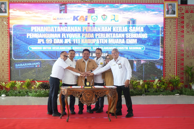 PT Bukit Asam bersama Pemerintah Provinsi Sumatera Selatan dan para pemangku kepentingan menandatangani perjanjian pembangunan flyover di perlintasan sebidang JPL 99 Simpang Belimbing dan JPL 111 Ujan Mas, Kabupaten Muara Enim pada Senin (6/7/2026). Foto: Dok. Bukit Asam