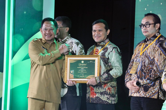 Mendagri Tito Karnavian menyerahkan Anugerah Adinata Syariah 2026 kepada sejumlah pemda berprestasi di Gedung Transmedia, Jakarta, Senin (6/7/2026). Foto: Kemendagri RI