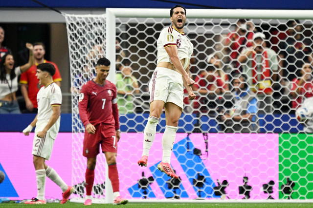 Pemain Timnas Spanyol Mikel Merino merayakan kemenangan atas Timnas Portugal pada pertandingan 16 besar Piala Dunia 2026 di Stadion Dallas, Arlington, Texas, AS, Senin (6/7/2026). Foto: Jerome Miron/Imagn Image via REUTERS