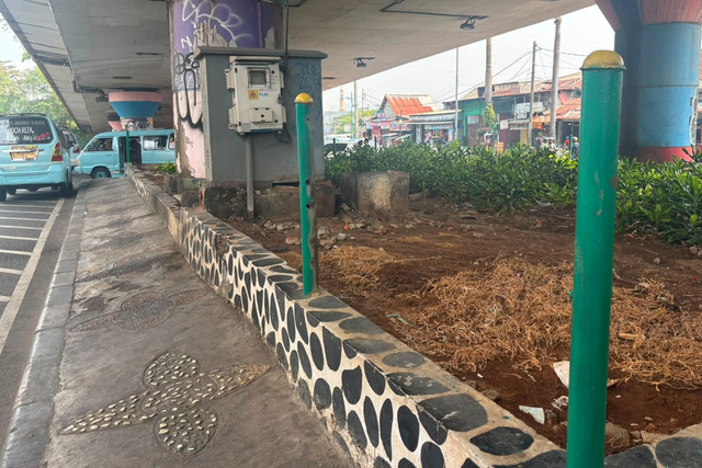 Kondisi pagar yang digondol maling di dekat terminal Kampung Melayu, Jakarta, Selasa (7/7/2026). Foto: Pradya Tirta/kumparan
