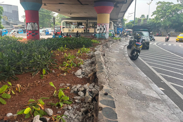Kondisi pagar yang digondol maling di dekat terminal Kampung Melayu, Jakarta, Selasa (7/7/2026). Foto: Pradya Tirta/kumparan
