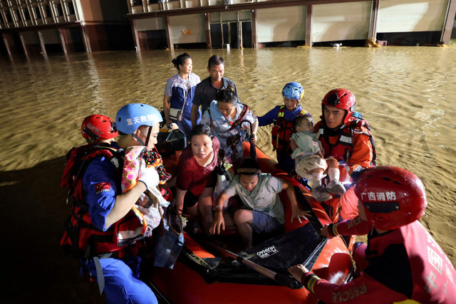 Petugas penyelamat mengevakuasi warga menggunakan perahu karet setelah banjir menyusul hujan lebat yang dibawa oleh topan Maysak di Hengzhou, Daerah Otonomi Guangxi Zhuang, China, Senin (6/7/2026). Foto: cnsphoto/via REUTERS
